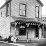 Hattie Sherman Powell with daughters Mabel, Phyllis, and Dawn, 1901.